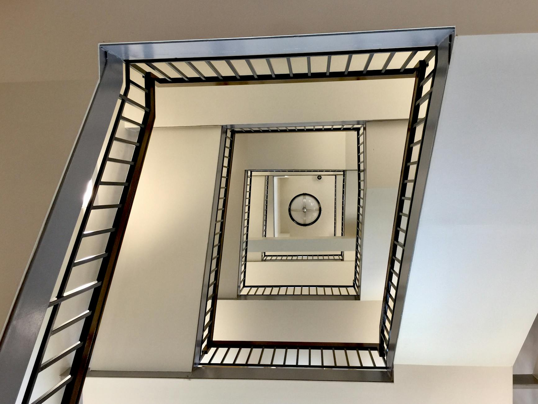 ローガン・ポール氏のNFT騒動とEA投資への影響